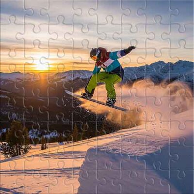 Snowboarder al atardecer en las montañas Rompecabezas