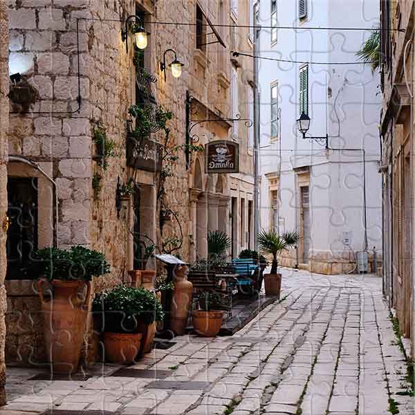 Steinige Gasse in einer kroatischen Stadt Puzzle