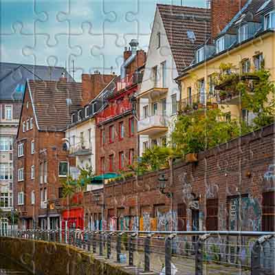 Набережна вздовж міського каналу Пазл