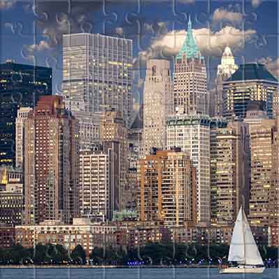 Rascacielos de Nueva York y un velero blanco